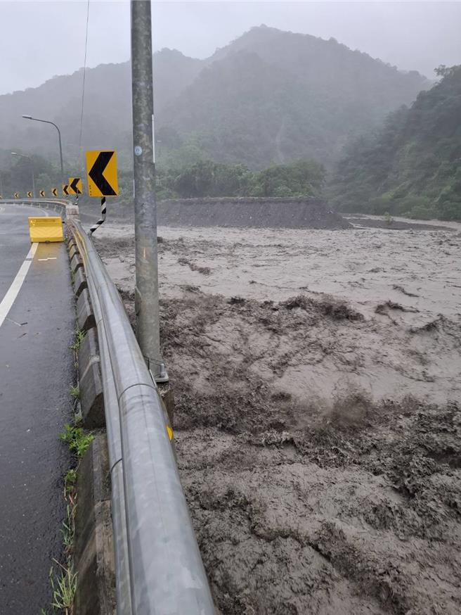 南橫公路台20線90K＋700撒拉阿塢橋因受到凱米颱風帶來暴雨，造成荖濃溪水位持續上漲，累積雨量及橋梁水位已達封橋標準。（高雄市原民會提供／林雅惠傳真）
