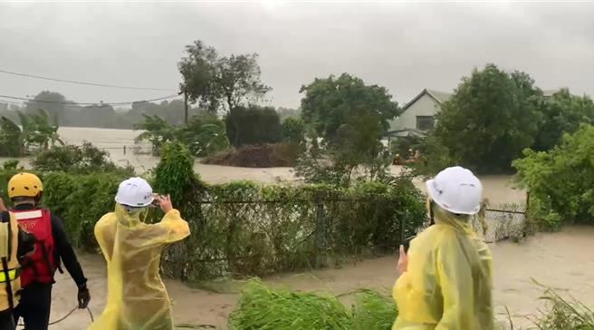 八掌溪溢堤倒灌，水流蔓延到附近农田，造成台南市后壁区一处民宅今（25）日清晨淹大水。（读者提供／张毓翎台南传真）