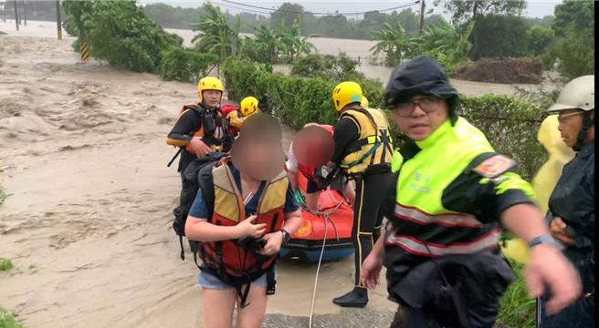 消防局出动救生艇将屋内4位民眾救出，后壁区公所已将4人安置到安全的处所。（读者提供／张毓翎台南传真）