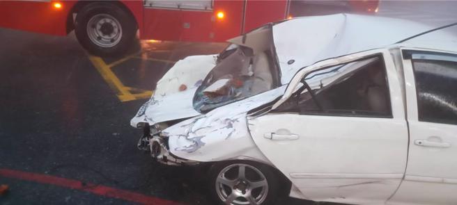 中興路建物女兒牆石頭掉落，砸到停在路旁的車子，造成1死1重傷。（花蓮縣消防局提供／羅亦晽花蓮傳真）