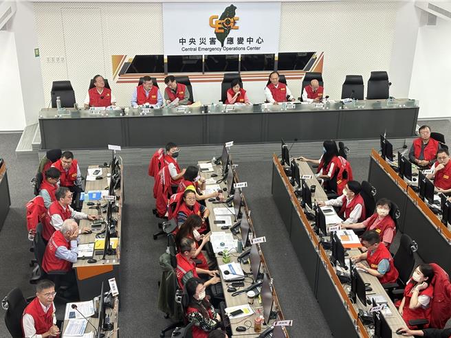 中央災害應變中心25日上午召開凱米颱風第7次工作會報，目前已釀成2人死亡、279人受傷，仍有逾3千戶停水、4萬多戶停電。（高鈞麟攝）
