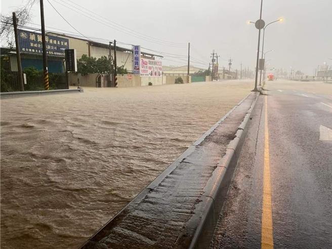 雲林縣斗南鎮石龜溪水位暴漲造成台1省道周邊淹大水，東西向台78線與台1線交界處積水如水池。（義消吳旻諭提供）