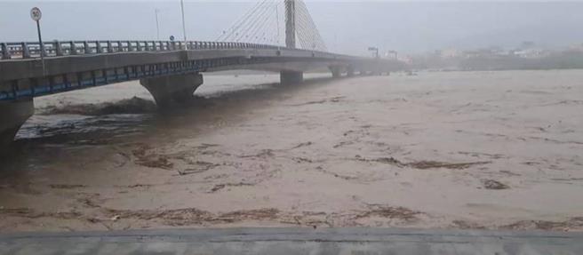 旗山溪溪水暴涨。（民眾提供／林雅惠高雄传真）