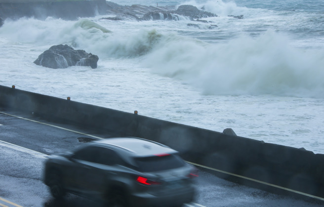 凱米颱風來襲，東北角外海的風浪也顯著增大。（羅永銘攝）