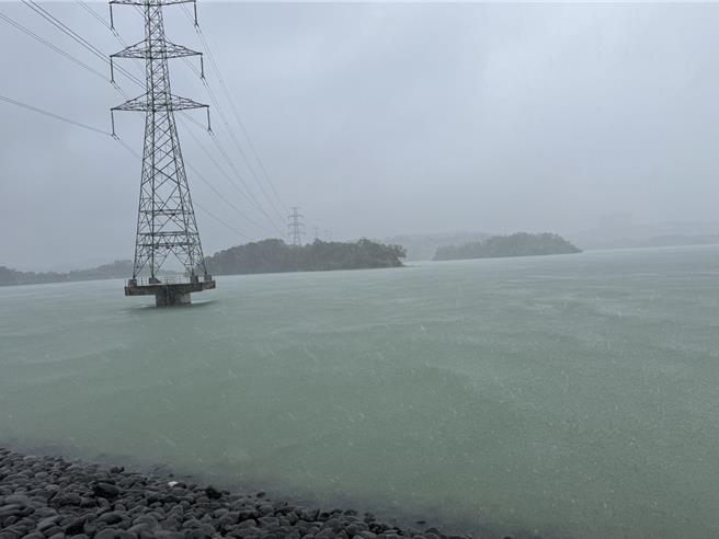 仁義潭水庫吃飽飽，幾近滿水位，今自然溢流。（自來水公司第五區處提供／廖素慧嘉義傳真）