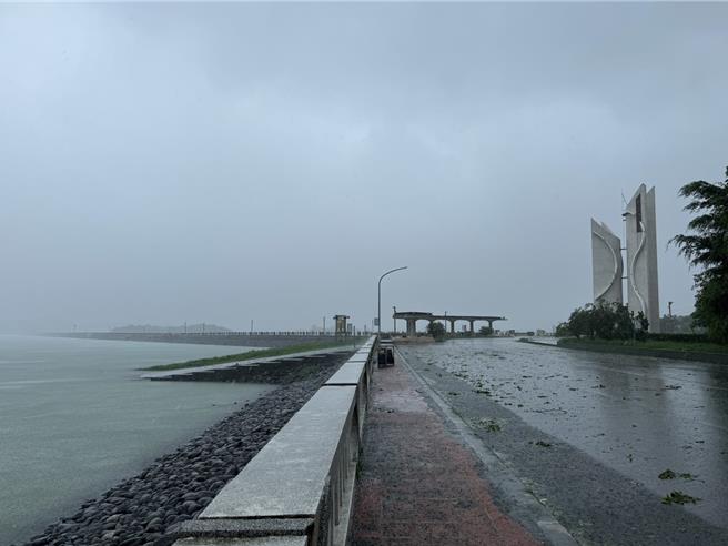 仁義潭水庫幾近滿水位，今自然溢流。（自來水公司第五區處提供／廖素慧嘉義傳真）