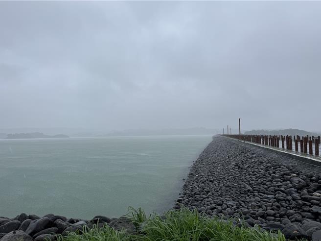 凱米颱風帶來豐沛雨量，仁義潭水庫幾近滿水位。（自來水公司第五區處提供／廖素慧嘉義傳真）