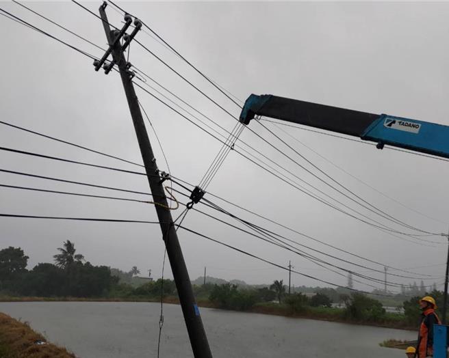 凱米颱風造成台南市新營區白安38電桿傾斜，台電加派人力搶修。（台電新營區營業處提供／張毓翎台南傳真）
