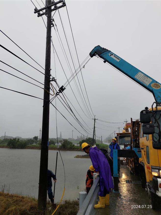 凱米颱風造成台南市新營區白安38電桿傾斜，台電人員校正復舊。（台電新營區營業處提供／張毓翎台南傳真）