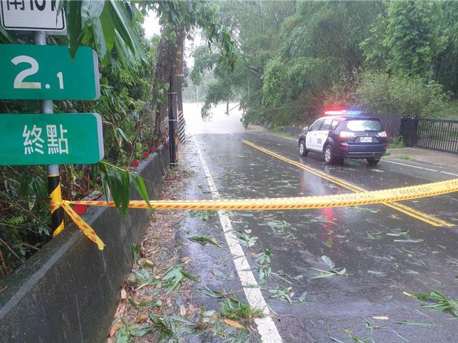 台南市柳營區尖山埤進入南溪里南107線道淹水而無法通行，警方第一時間到場圍起封鎖線管制交通。（白河警分局提供／張毓翎台南傳真）