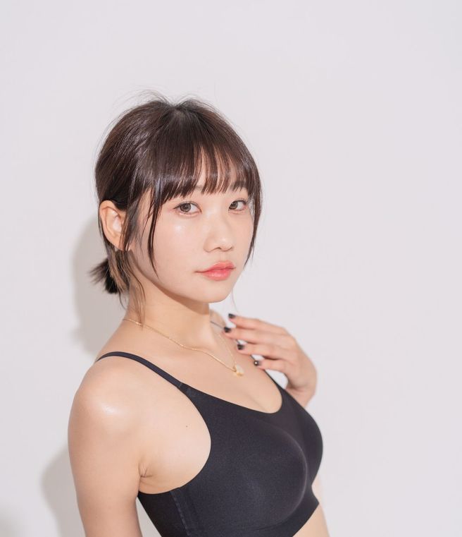 爱莉莎莎亲自为团购拍摄内衣照。（爱莉莎莎instagram）