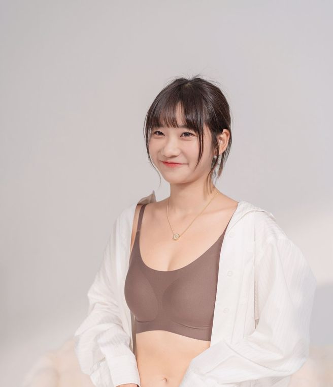 爱莉莎莎亲自为团购拍摄内衣照。（爱莉莎莎instagram）