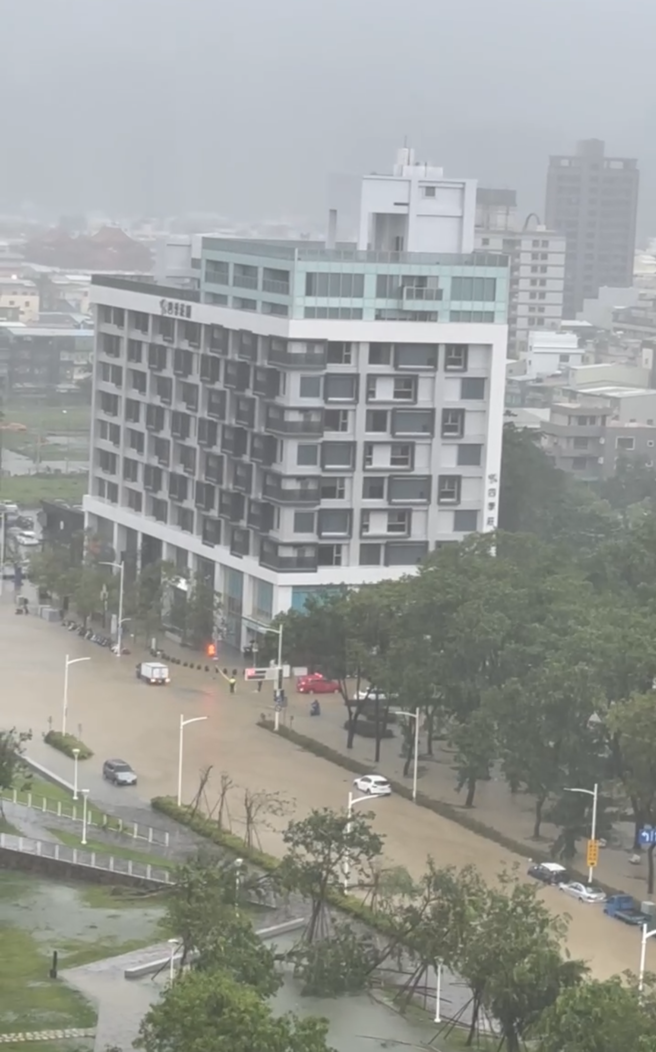 从这张照片可见，高雄美术馆豪宅整条马路变黄河，灾情惨烈。（图 / 翻摄自记者爆料网）