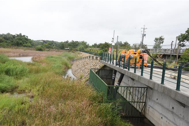 凱米颱風通過苗栗縣意外未帶來致災性大雨，原本預先架設在竹南鎮中港溪蜆仔溝臨時抽水站幸未派上用處。（苗栗縣政府提供／謝明俊苗栗傳真）