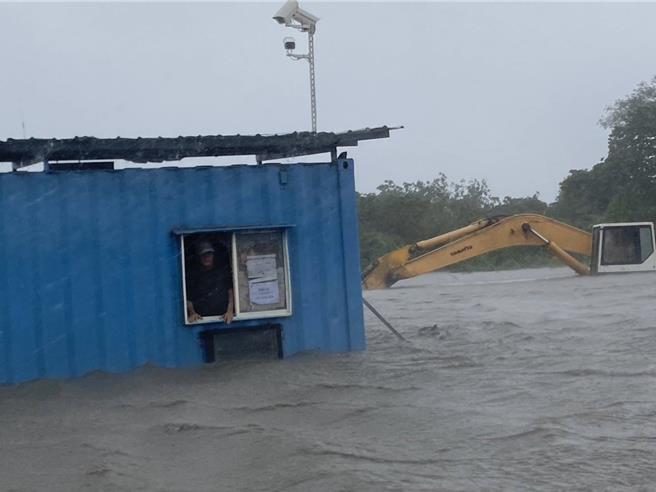 九如乡崁仔顶河堤有1人受困在堆放农机具的货柜屋上，当下派遣九如分队3车及1橡皮艇前往救援。（屏东消防局提供／谢佳潾屏东传真）