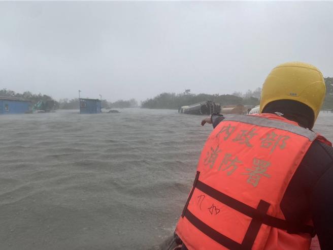 九如乡崁仔顶河堤有1人受困在堆放农机具的货柜屋上，当下派遣九如分队3车及1橡皮艇前往救援。（屏东消防局提供／谢佳潾屏东传真）