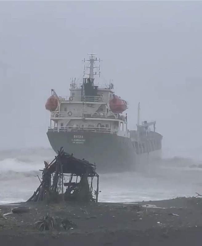 东港李姓民眾25日上午发现，蒙古籍「巴西亚（BASIA）」货轮搁浅在东港镇海公园沙滩0.2浬处。（李姓民眾提供／谢佳潾屏东传真）