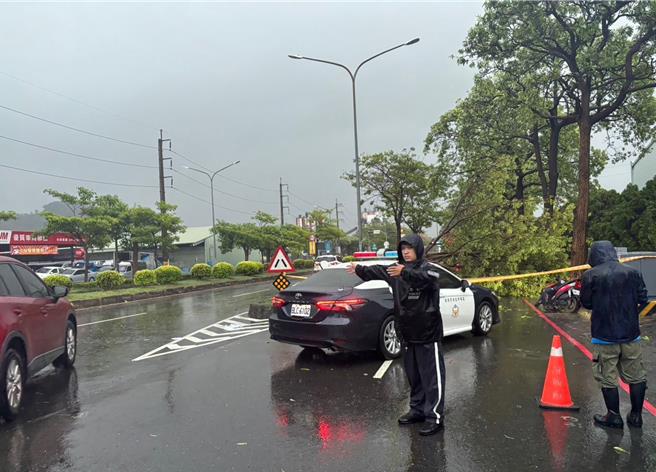 警方於現場實施交通疏導，並通報1999轉知權責單位處置。（警方提供／林雅惠高雄傳真）
