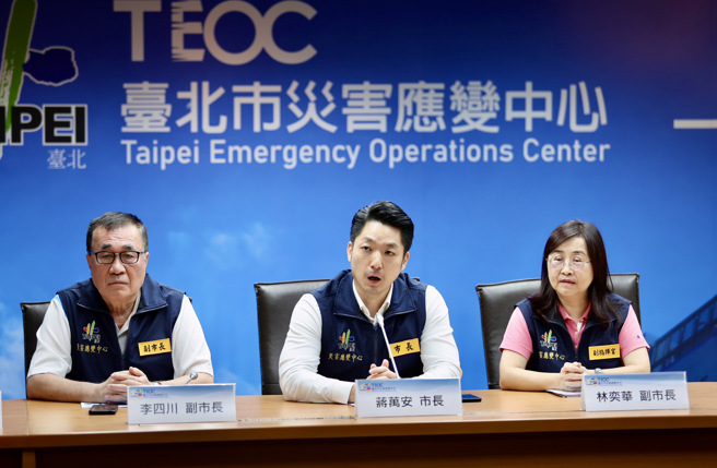 颱风凯米离台后，台北市长蒋万安25日亲自主持灾防中心工作会报，并在会中提出8点裁示，要求各局处在颱风后积极恢復市容。（姚志平摄）