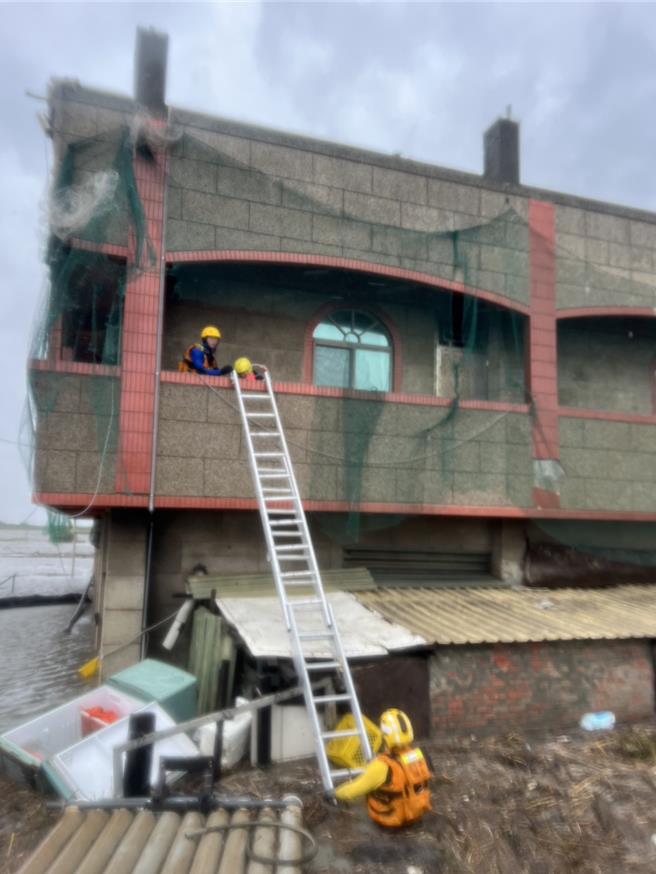 大城鄉台西村三姓巷一戶民宅1樓淹水，4名住戶受困，消防局派員到場協助救援，經架梯進行疏散，將該住戶4名受困者救出。（民眾提供／葉靜美彰化傳真）