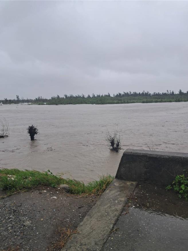 凱米颱風雨彈狂襲，大城鄉濁水溪口暴漲，溪水淹過堤防，將危及居民生命財產安全，鄉公所決定包括台西村、頂庄村共約4400多人進行預防性撤離。（民眾提供／葉靜美彰化傳真）