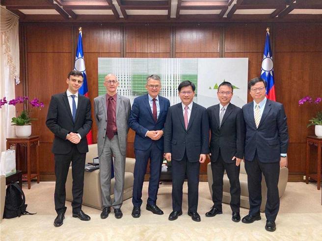 外交部長林佳龍23日上午接見德國國會情報監督小組副主席暨外交委員會成員齊舍偉特。（外交部提供）