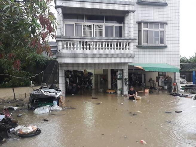 紧邻关庙南雄桥的住户，受到二仁溪暴涨影响，房子都淹水了，形同泡在水里。(民眾提供／曹婷婷台南传真)