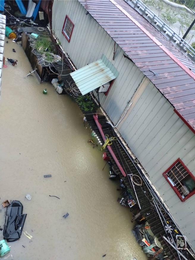 紧邻关庙南雄桥的住户，因地势低洼，受二仁溪暴涨影响，民宅严重积淹。(民眾提供／曹婷婷台南传真)