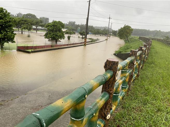 凱米颱風夾帶驚人雨勢，台南市白河區虎山里白水溪從昨晚暴漲溢堤。（讀者提供／張毓翎台南傳真）