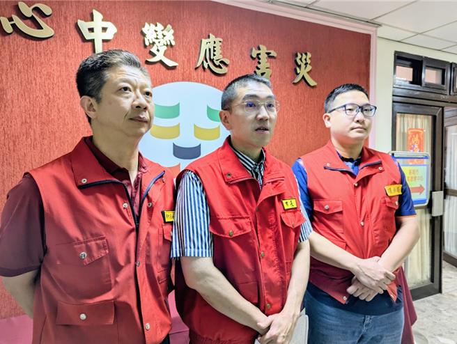 基隆市長謝國樑（中）上午主持災害應變中心工作會議，會後表示，基隆風力仍強，呼籲市民盡量避免外出，以免危險發生。（張志康攝）