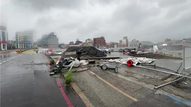 基隆市東岸郵輪廣場工程的施工圍籬遭強風吹倒，現場有工程人員搶修中。（張志康攝）