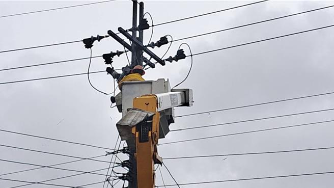 基隆市一度停電9100戶，經台電全力搶修，目前仍有724戶還沒有復電。（台電基隆區處提供／張志康基隆傳真）