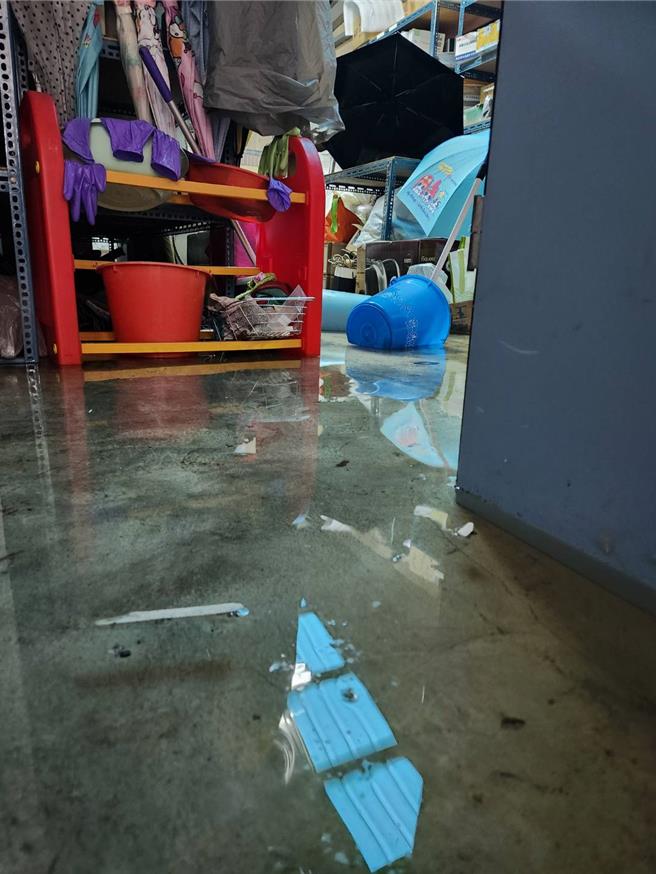 民眾家中淹水。（民眾提供／楊舒婷高雄傳真）