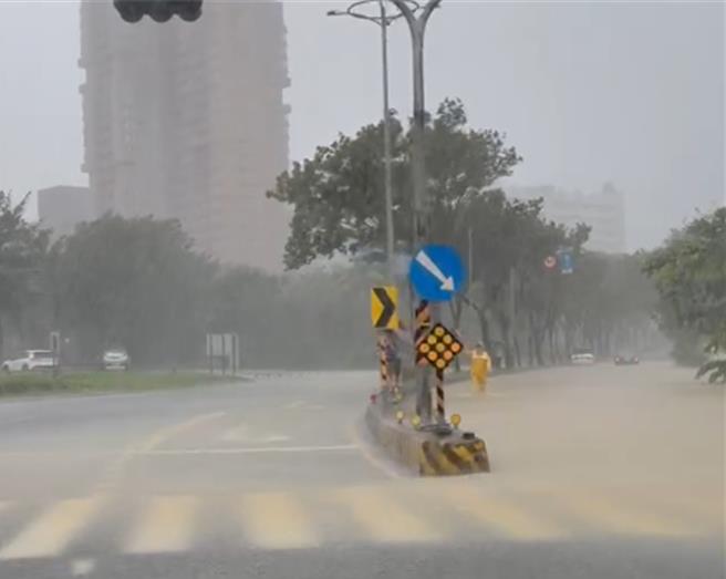 高雄不少地區泡在水裡。（民眾提供／楊舒婷高雄傳真）