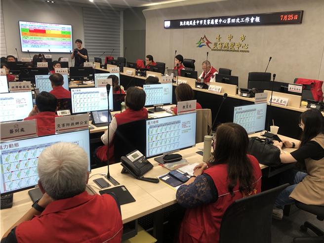 返台坐镇指挥凯米颱风工作会报，卢秀燕：民眾能别出门就避免。（李易昌摄）