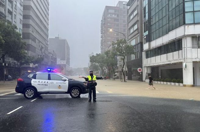高雄盐埕区大淹水，警方到场实施警戒，避免车辆涉险。（翻摄画面）