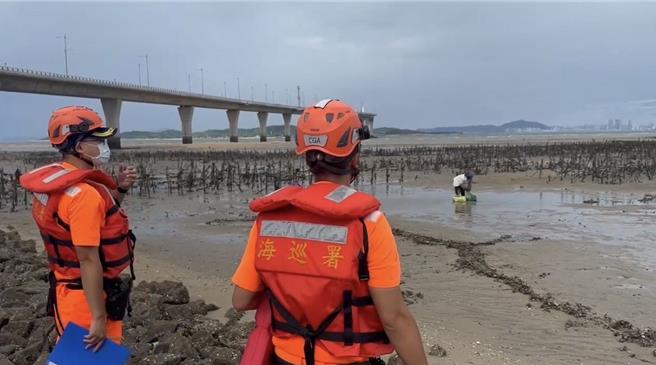 凱米颱風來襲，海巡署第九岸巡隊派員加強各岸際巡查執行勸離等工作，以避免民眾發生危險。(圖／海巡署提供)