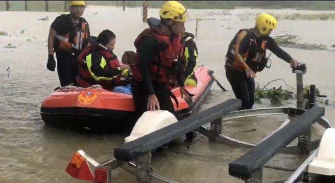 新化北勢里緊鄰虎頭溪的一家工廠淹水，新化消防分隊出動橡皮艇救出受困2人2狗。(民眾提供／曹婷婷台南傳真)