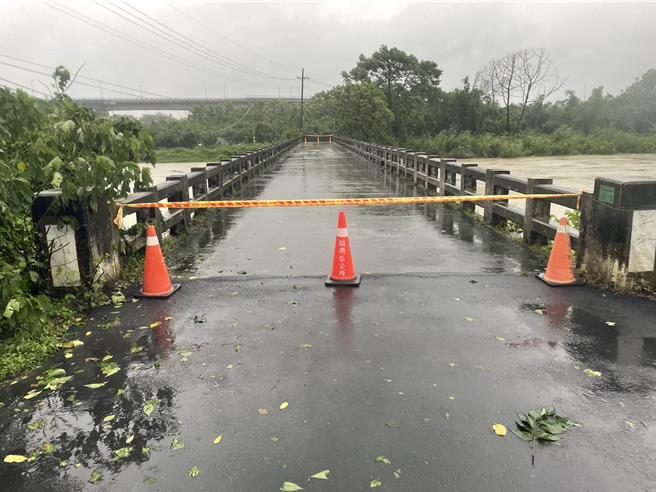 台南市33座橋梁預警性封閉，圖為關廟區新埔橋。(南市府工務局提供／曹婷婷台南傳真)