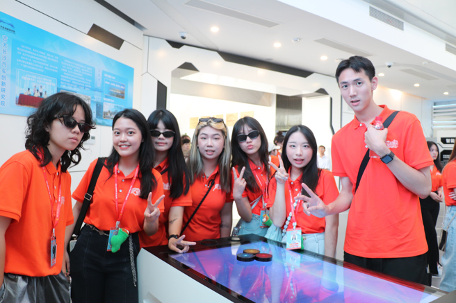 芒果實習生參訪合影。（攝/李品臻）