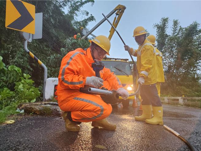 凯米颱风造成全国曾57万多户停电，台电人员持续抢修中，目前仍有1成5户数待修。(台电提供)