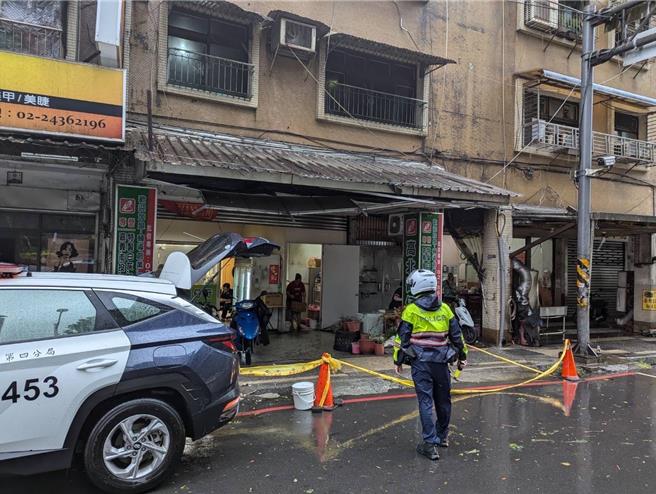 基隆市中山区復兴路一处民宅雨遮掉落，员警紧急管制，引导人车避让，同时请屋主通知施工人员到场拆除。（基隆市警察局提供／徐佑升基隆传真）