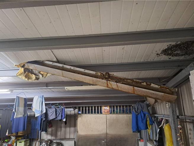 基隆市中山区富都新城社区一处民宅遭铁条贯穿，相当危险。（民眾提供／徐佑升基隆传真）