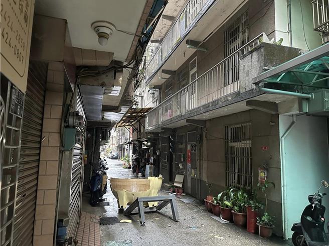 基隆市信义区仁寿里有物品吹落砸地，相当危险。（仁寿里里长张富凯提供／徐佑升基隆传真）