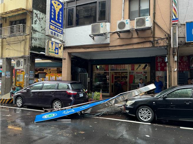基隆市七堵区招牌掉落直接砸车。（民眾提供／徐佑升基隆传真）