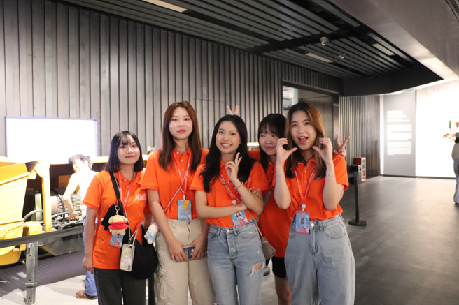 芒果實習生參訪合影。（攝/李品臻）