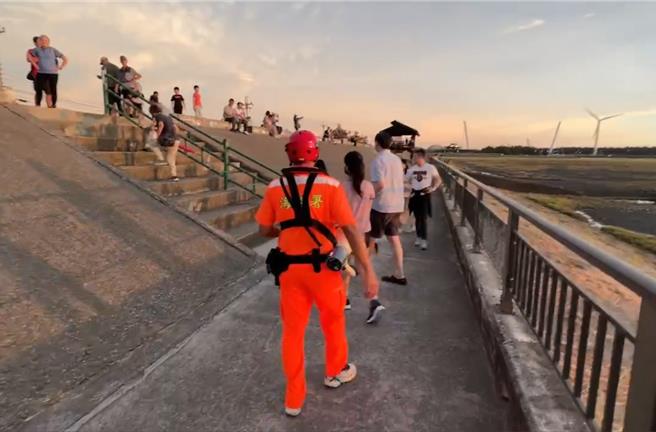 海洋委員會海巡署中部分署25日表示，上午8時許起中部執行岸際巡查，已成功勸離在海邊觀浪的942位民眾、432車駛離。（海巡署中部分署提供／張妍溱台中傳真）