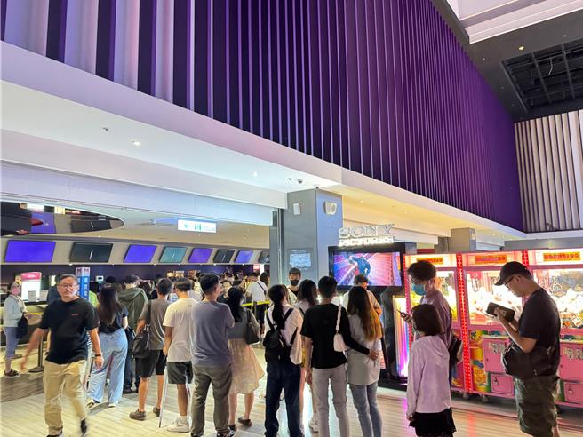 台茂購物中心25日正常營業，美麗新影城則於中午12點開始營業，短短幾分鐘購票處就瞬間湧入人潮。（姜霏攝）