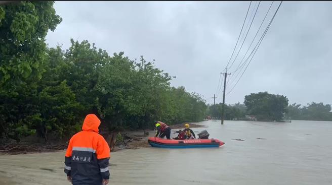 台南、嘉义交界的八掌溪暴涨溢堤，台南市消防局今（25）日上午10点多配合后壁区公所到菁丰里强制撤离1名男子。（读者提供／张毓翎台南传真）