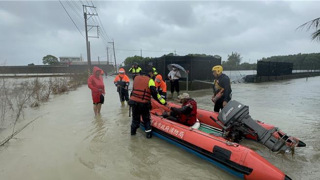 台南市消防局出动橡皮艇救援。（读者提供／张毓翎台南传真）